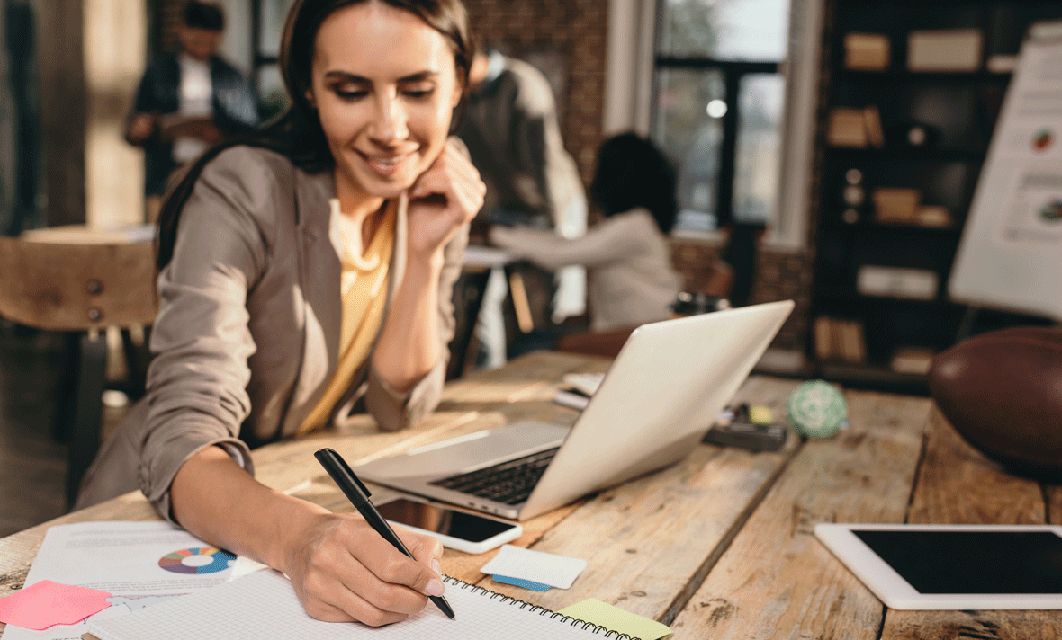 Businesswoman_taking_notes